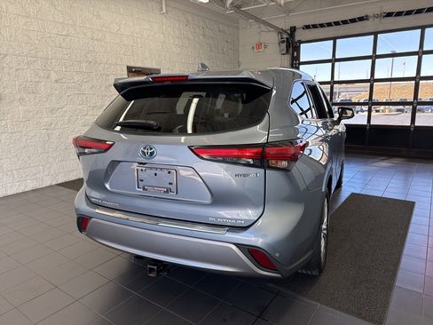 Used 2023 Toyota Highlander Platinum image 7