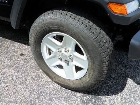 Used 2023 Jeep Gladiator Sport image 16