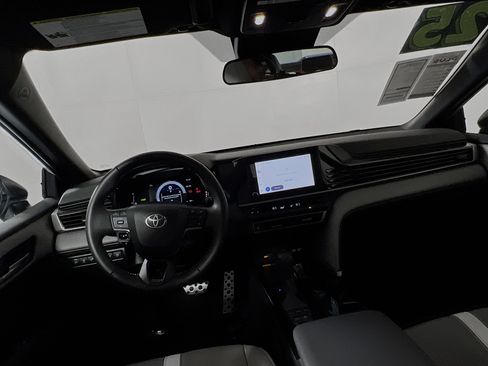 Used 2025 Toyota Camry SE image 30