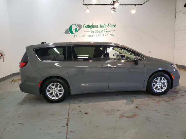 Used 2023 Chrysler Pacifica Touring-L FWD image 8