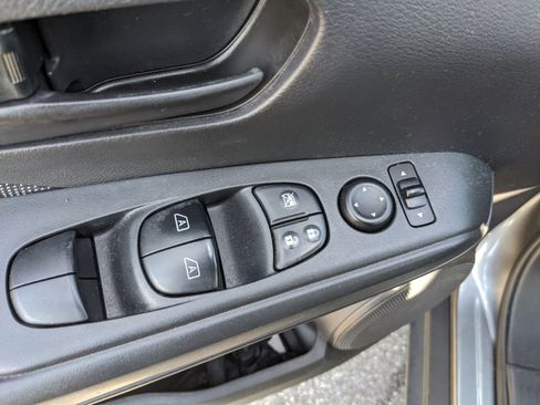 Used 2018 Nissan Kicks S image 16