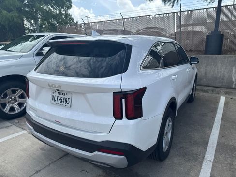 Used 2025 Kia Sorento LX FWD image 5