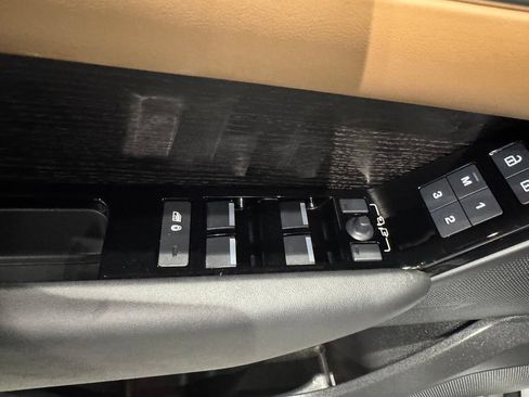 Used 2025 Land Rover Range Rover Velar Dynamic HSE AWD/4WD image 13