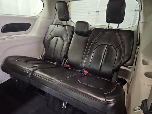 Used 2023 Chrysler Pacifica Touring-L image 38