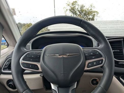 Used 2023 Chrysler Pacifica Touring-L FWD image 24