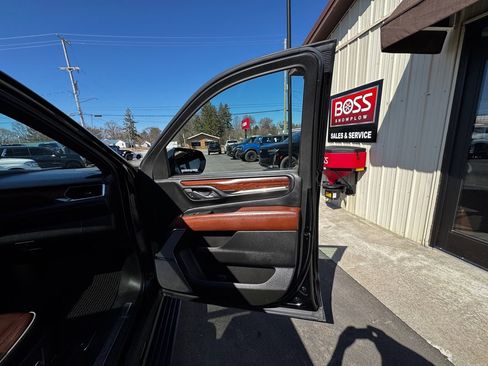 Used 2023 GMC Yukon Denali Ultimate image 32