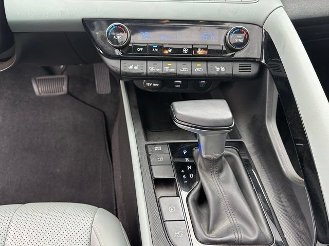 Used 2025 Hyundai Elantra Limited FWD image 19