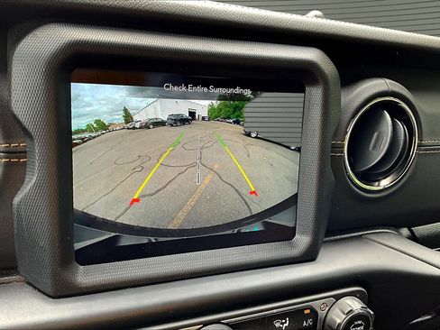 Used 2022 Jeep Wrangler Unlimited Sahara AWD/4WD image 9