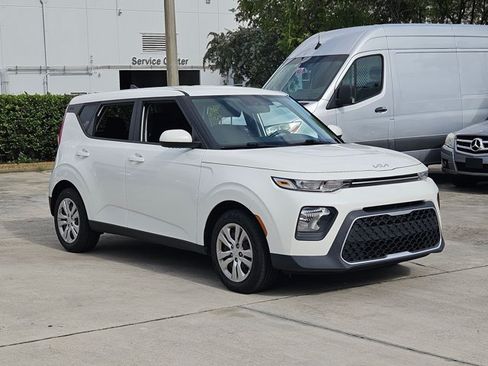 Used 2022 Kia Soul LX FWD image 3