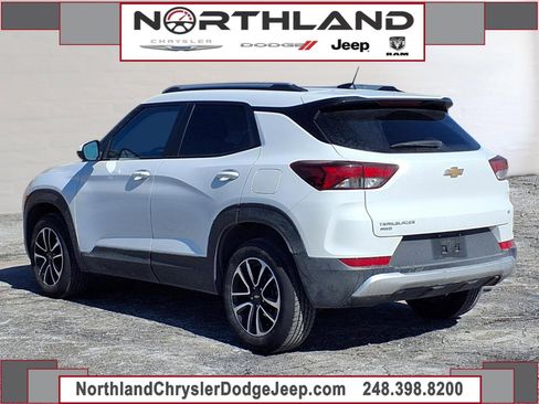 Used 2025 Chevrolet TrailBlazer LT image 2