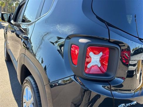 Used 2022 Jeep Renegade Latitude image 9