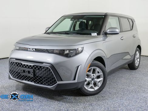 Used 2025 Kia Soul LX w/ LX Technology Package FWD image 3