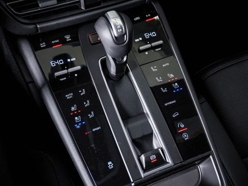 New 2026 Porsche Macan image 22