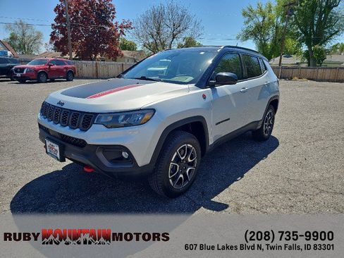 Used 2025 Jeep Compass Trailhawk AWD/4WD image 3