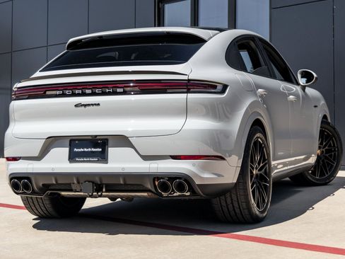 Certified 2025 Porsche Cayenne E-Hybrid Coupe image 11