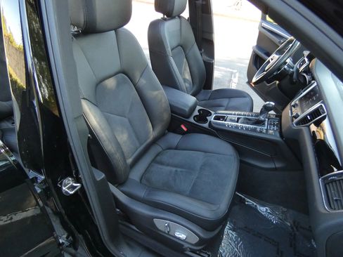 Used 2018 Porsche Macan Sport Edition image 30