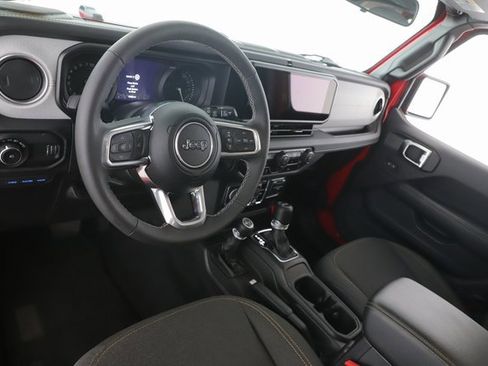 Used 2025 Jeep Wrangler Unlimited Sahara image 17