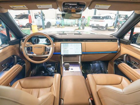 Certified 2025 Land Rover Range Rover SE AWD/4WD image 17