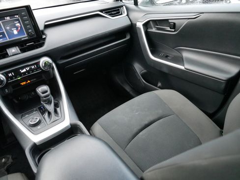 Used 2021 Toyota RAV4 LE image 11