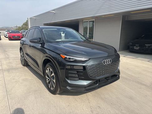 New 2025 Audi Q6 e-tron Premium image 3