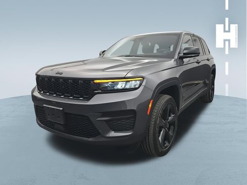 Used 2023 Jeep Grand Cherokee Altitude AWD/4WD image 4
