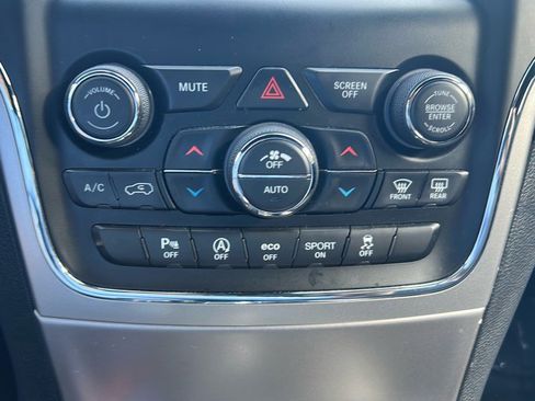 Used 2019 Jeep Grand Cherokee Laredo image 19