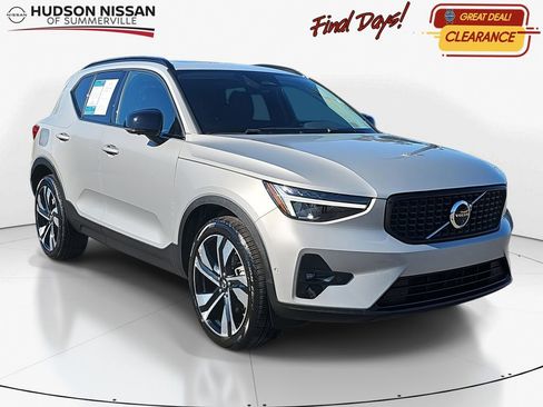 Used 2025 Volvo XC40 B5 Plus image 1