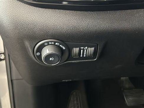 Used 2022 Jeep Compass Latitude w/ Sun and Sound Group AWD/4WD image 19