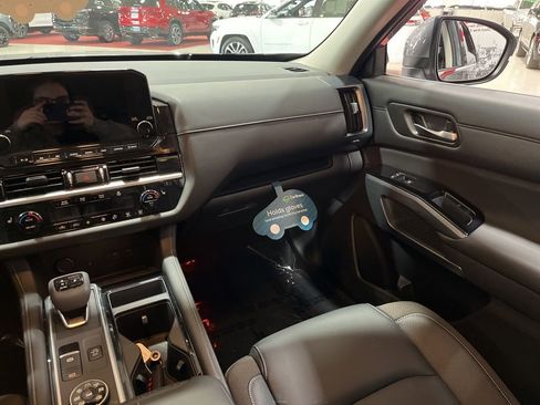 Used 2025 Nissan Pathfinder SL image 20