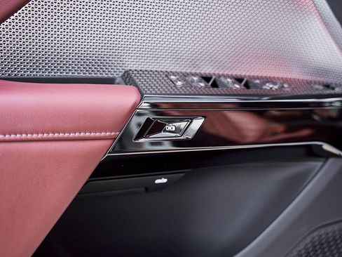 Used 2025 BMW 760i xDrive w/ Premium Package image 36