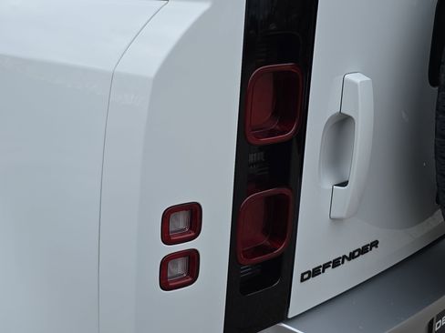 Used 2025 Land Rover Defender 90 S image 34