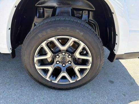 Used 2025 RAM 1500 Laramie AWD/4WD image 13