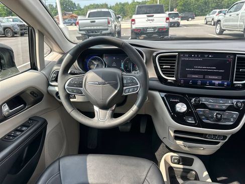 Used 2024 Chrysler Pacifica Touring-L FWD image 18
