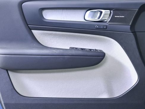 Certified 2025 Volvo XC40 B5 Plus image 8