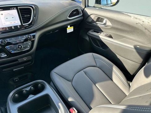 New 2026 Chrysler Pacifica Select FWD image 15