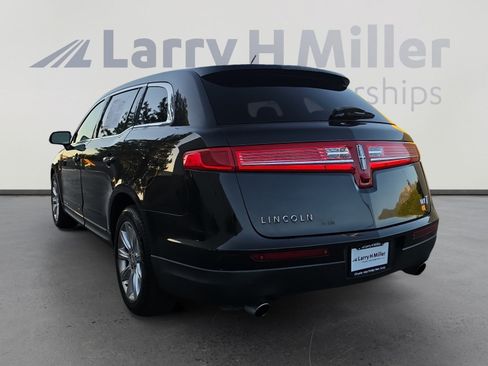 Used 2019 Lincoln MKT AWD image 3