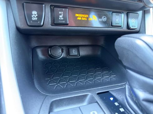 Used 2021 Toyota RAV4 XLE w/ Convenience Package AWD/4WD image 28