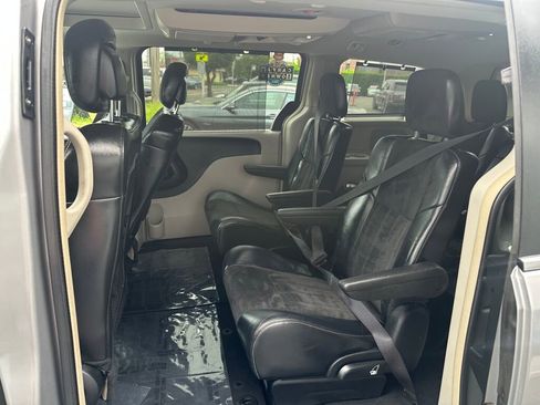 Used 2016 Chrysler Town & Country Limited FWD image 12