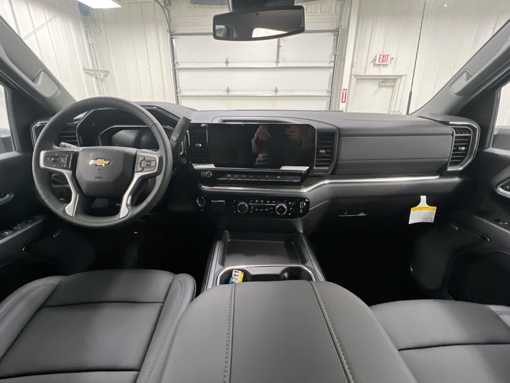 Used 2025 Chevrolet Silverado 3500 LTZ w/ LTZ Convenience Package AWD/4WD image 9