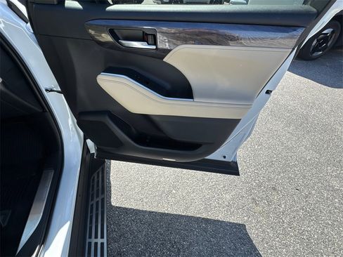 Used 2024 Toyota Highlander Limited image 14