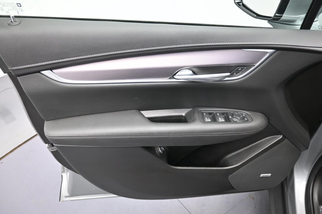 Used 2025 Cadillac XT5 Luxury AWD/4WD image 9