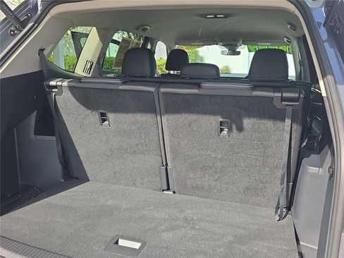 Used 2025 Volkswagen Atlas SE image 11