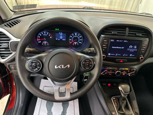 Used 2022 Kia Soul LX image 3