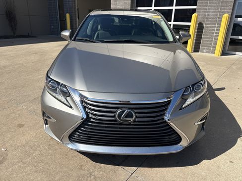 Used 2016 Lexus ES 350 w/ Luxury Package w/Wood Trim image 29