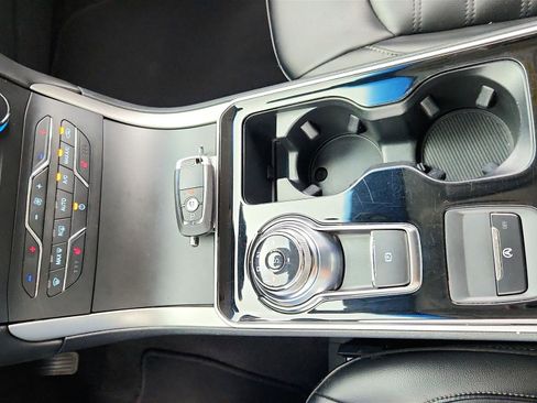Used 2020 Ford Edge SEL FWD image 31