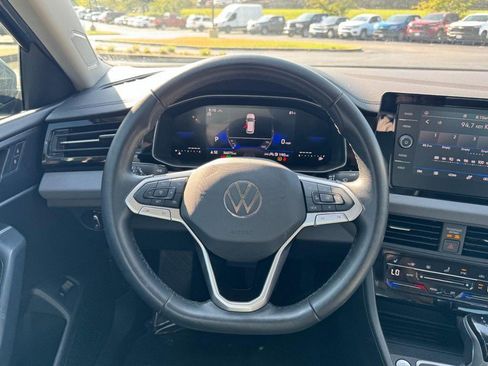 Used 2025 Volkswagen Jetta SE FWD image 12