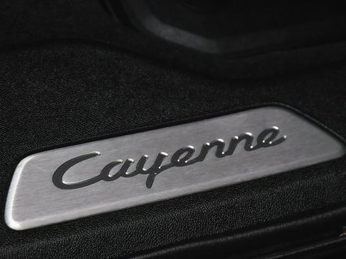 Used 2022 Porsche Cayenne Platinum Edition image 14