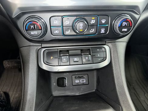 Certified 2023 GMC Acadia SLT w/ Preferred Package image 17