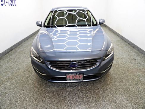 Used 2017 Volvo S60 T5 Inscription image 2