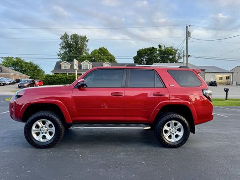 Used 2022 Toyota 4Runner SR5 AWD/4WD image 4